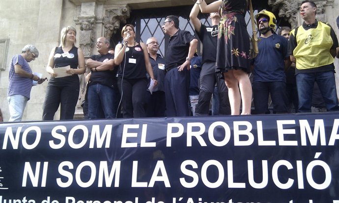 Los Trabajadores Públicos Protestan Frente A Cort