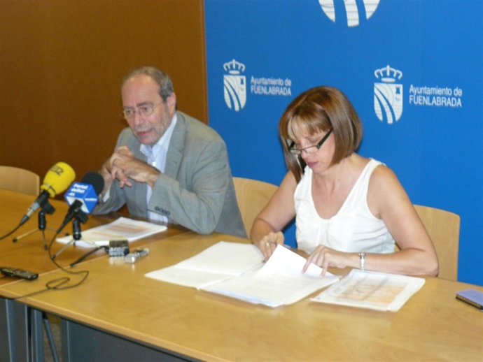 El alcalde y la edil de Bienestar Social en rueda de prensa