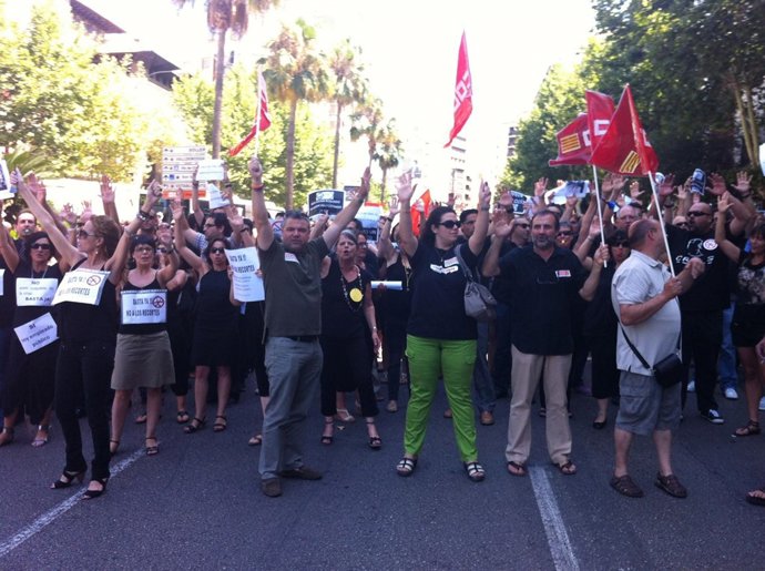 Funcionarios cortan la circulación en Avenida Alemania de forma espontánea