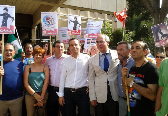 Concentración de IU cotnra las medias económicas de Rajoy 