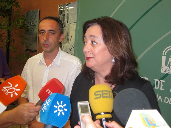 La Consejera De Educación, Mar Moreno, Atiende A Los Medios