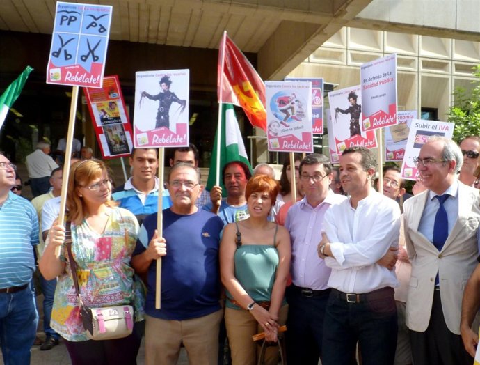 Miembros de IU en una concetración en Málaga