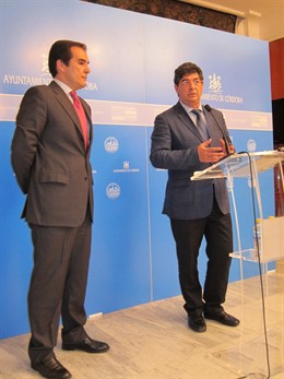 Valderas (dcha.) habla ante el alcalde de Córdoba