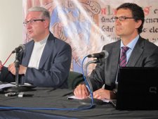 El Miembro Del Cabildo Y El Director De Seguridad De La Catedral En La Rueda