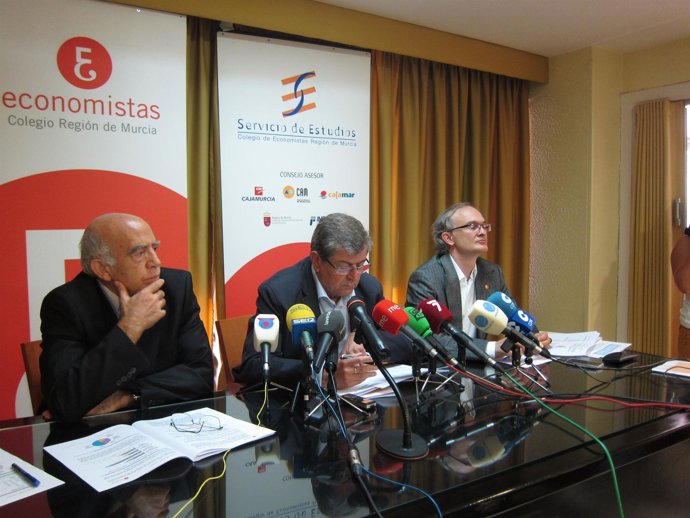 Decano colegio del Economistas, Ramón Madrid (centro)