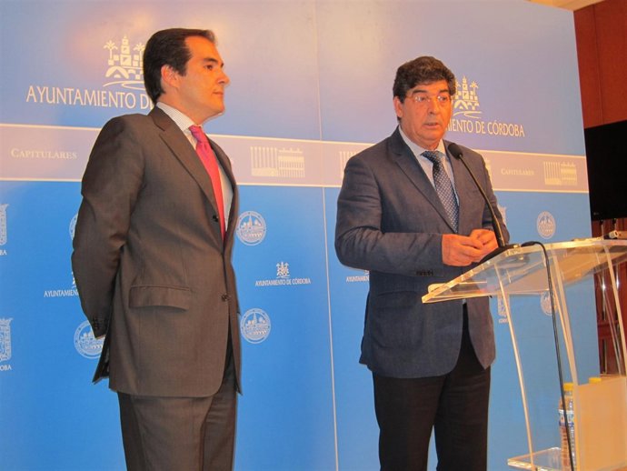 Valderas (ante el atril) junto a Nieto