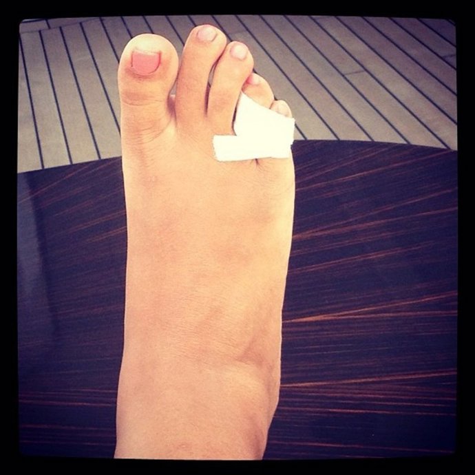 Rihanna se rompe un dedo del pie en una de sus fiestas.