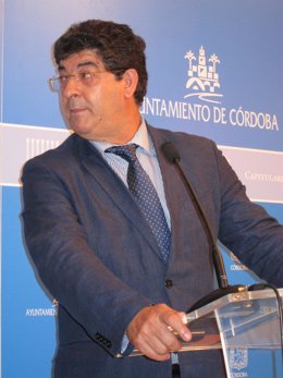 Diego Valderas durante su visita al Ayuntamiento de Córdoba