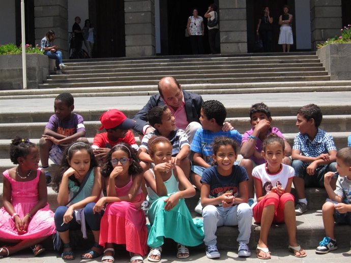 Juan José Cardona con los niños saharauis