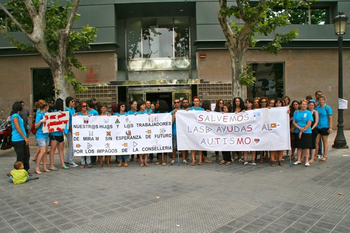 Concentración Para Reclamar El Pago Paga El Tratamiento De Niños Autistas