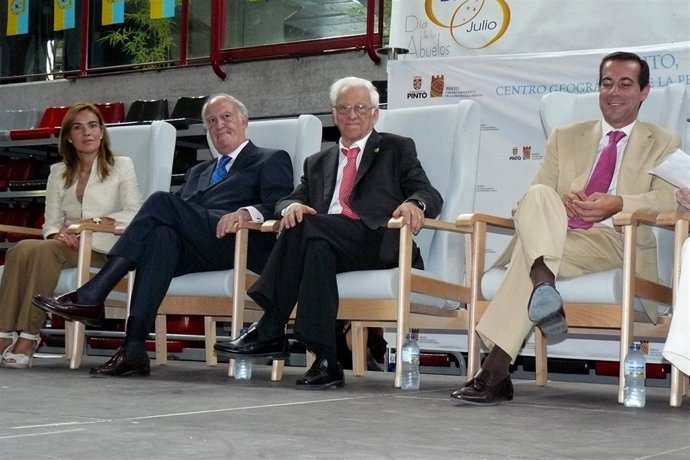 La alcaldesa, Victoria y Echeverría durante el acto