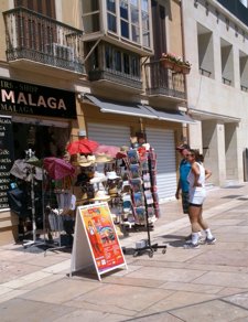Turistas en un puesto de Málaga