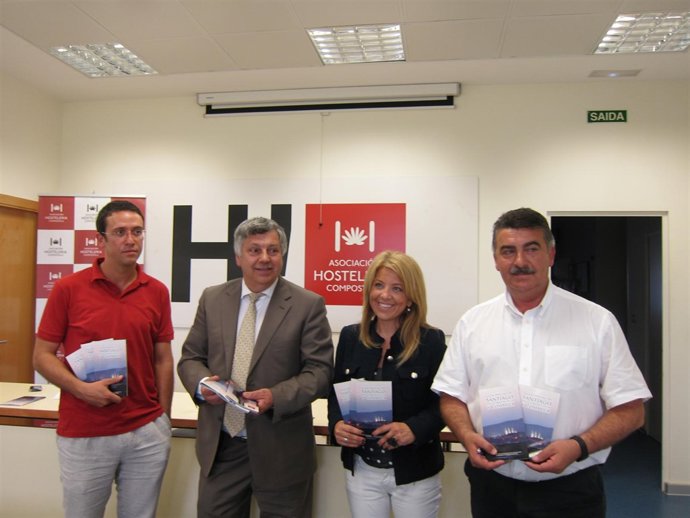 Responsables de la Asociación de Hostelería Compostela y la concejala de Turismo