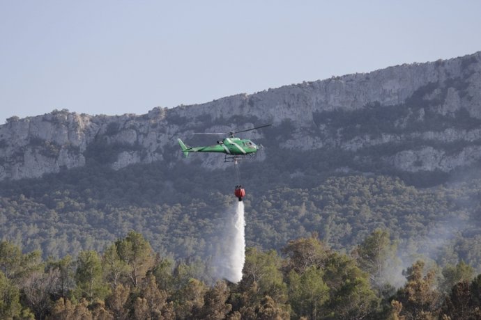 Helicóptero En El Incendio Del Alt Empordà