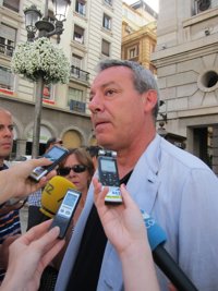 PSOE-A anima al Gobierno a "hablar menos con los hombres de negro" y más con los ciudadanos