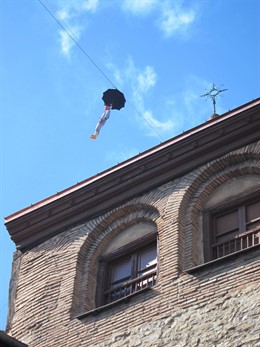 Descenso de Celedón en el inicio de las fiestas de La Blanca