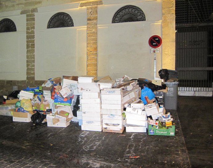Basura en el mercado de abastos de Cádiz