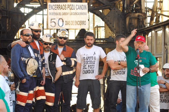 Mineros a las salida del pozo en Oviedo
