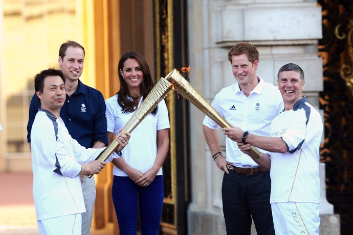 Los Duques de Cambridge reciben la antorcha olímpica.