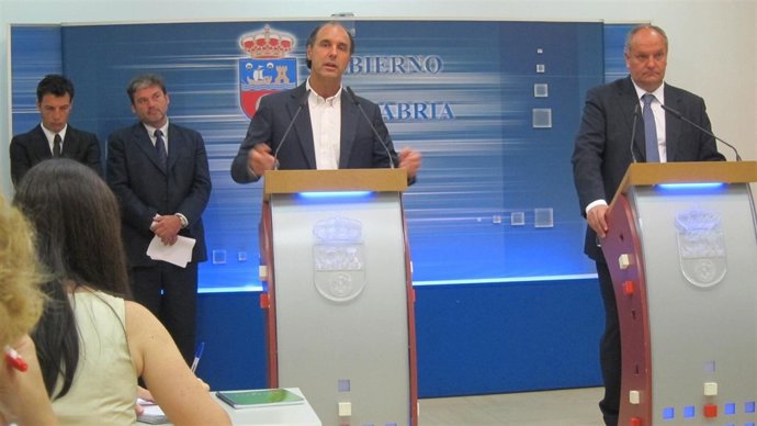 El presidente y el consejero de Urbanismo, en rueda de prensa en el Gobierno