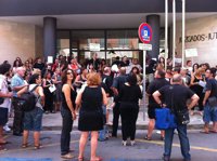 Unos 200 funcionarios forman una cadena humana en Sa Gerreria contra los recortes salariales y la subida del IVA