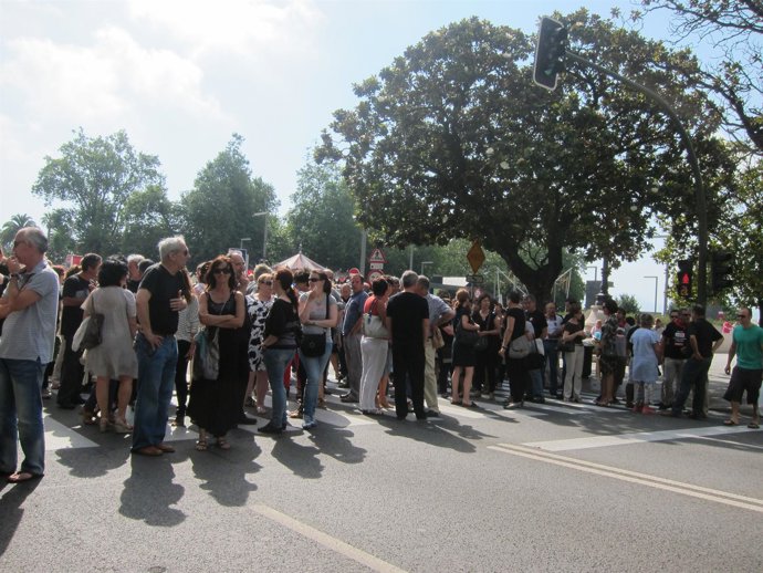 Los empleados públicos cortan la calle Calvo Sotelo