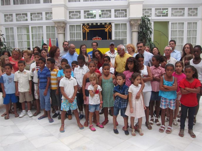 La delegada del Gobierno en Andalucía recibe a los niños saharauis