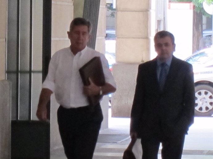 Agustín Barberá y su abogado, a su llegada a los juzgados
