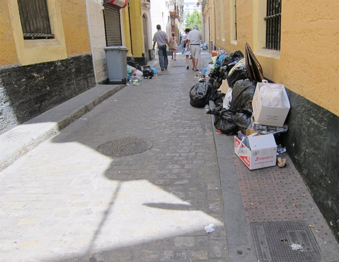 Quinta jornada de huelga de basura en Cádiz