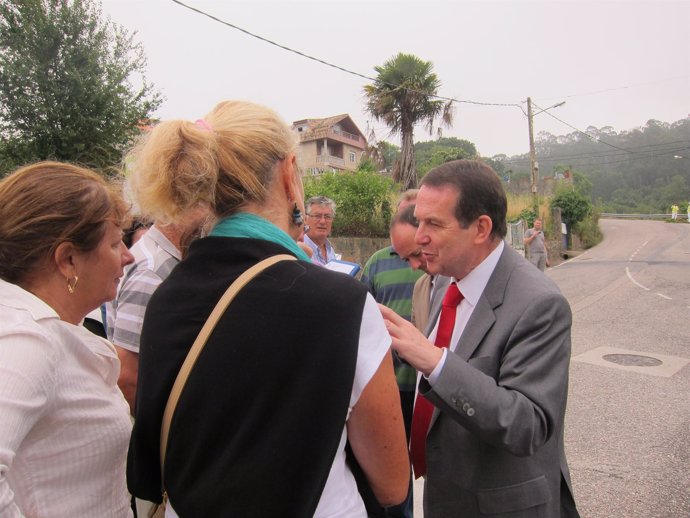 Caballero departiendo con vecinos 