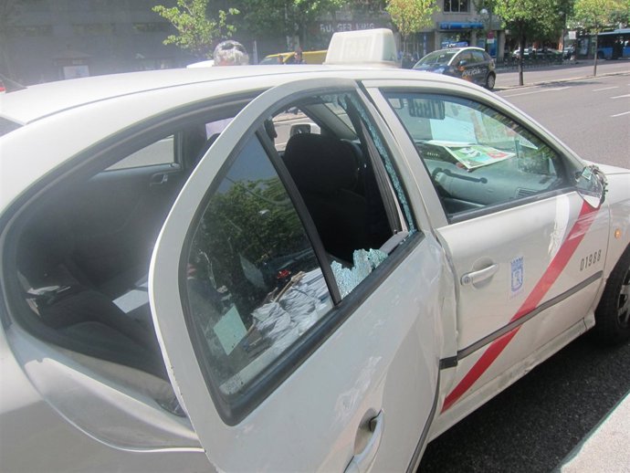 Imagen de un taxi dañado por manifestantes de la marcha del sector