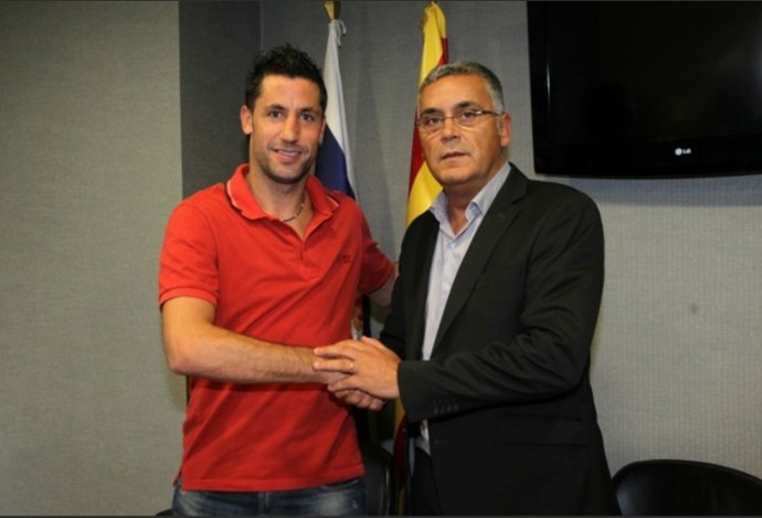 El Jugador Del RCD Espanyol Joan Capdevila Con El Consejero Joan Collet