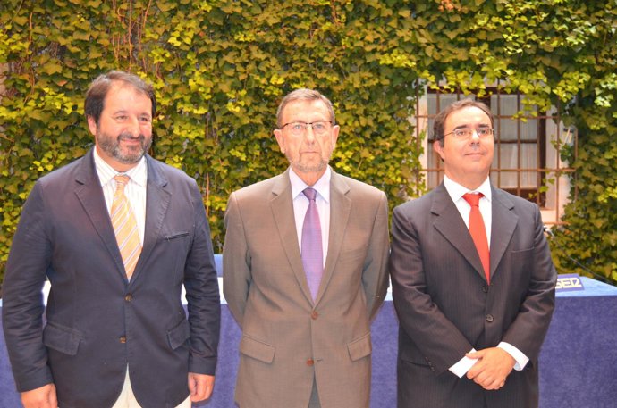 Manuel Gracia, en el centro, flanqueado por Juan Ávila y Vicente Guzmán