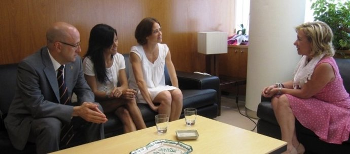 A la izquierda, Dolores Serrat 