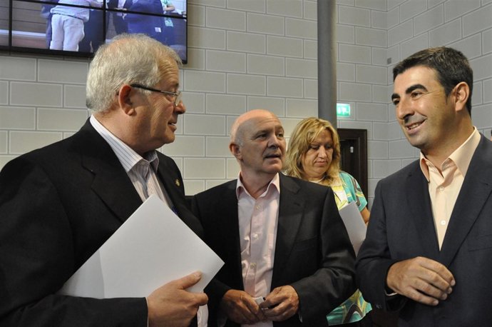 Martín Llanas (PSOE) conversa con otros diputados de la DPZ.