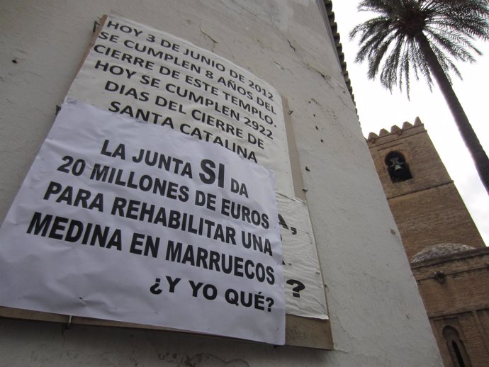 La fachada de Santa Catalina con el cartel.