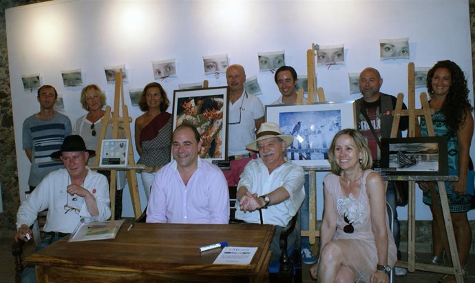 Entrega de cuadros del I Ciclo de Artistas Laredanos de la Sala Rúas