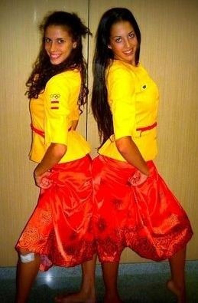 Alejadrna Quereda y lourdes Mohedano con el uniforme olímpico