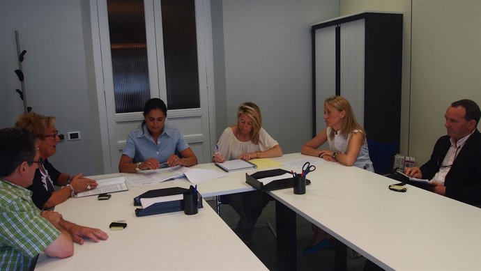 Un momento de la reunión. Rosa Suárez a la izquierda, conversa con Coto.     