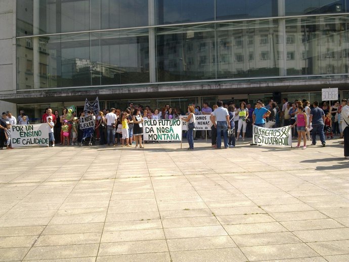 Protesta de padres de colegios de montaña en Lugo