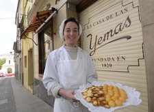 Imagen de la propietaria de la confitería con sus productos estrella