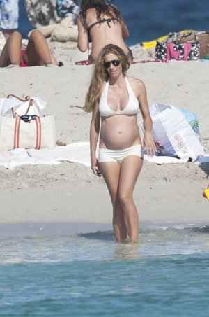 Blanca Cuesta luciendo embarazo