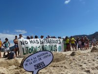 Cientos de ecologistas rechazan en playas de Cádiz, Huelva y Almería la nueva Ley de Costas