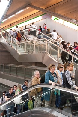 Usuarios Subiendo Por Las Escaleras Del Metro De Sevilla