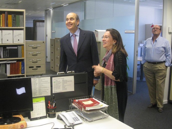 Fernández de Alarcón acompañado por Pilar Lou.