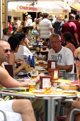 Turistas de tapeo en Sevilla