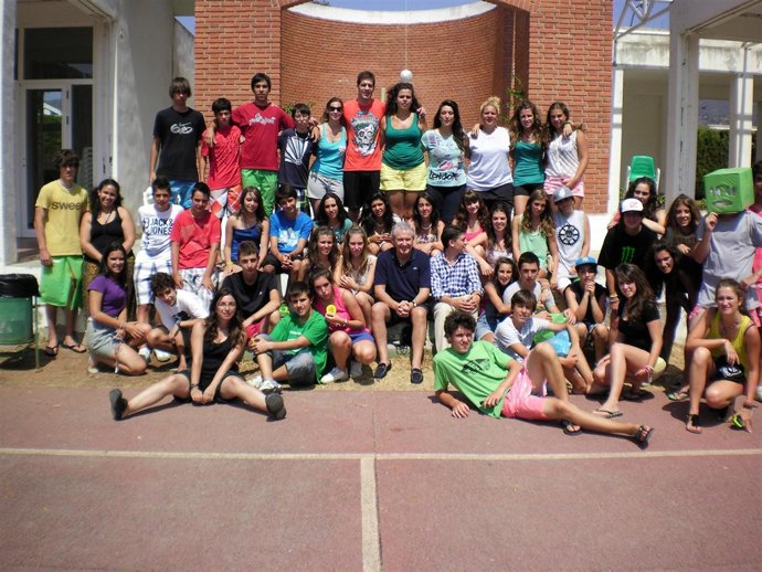 Emilio del Río junto a los jóvenes riojanos del campamento de Benicassim       