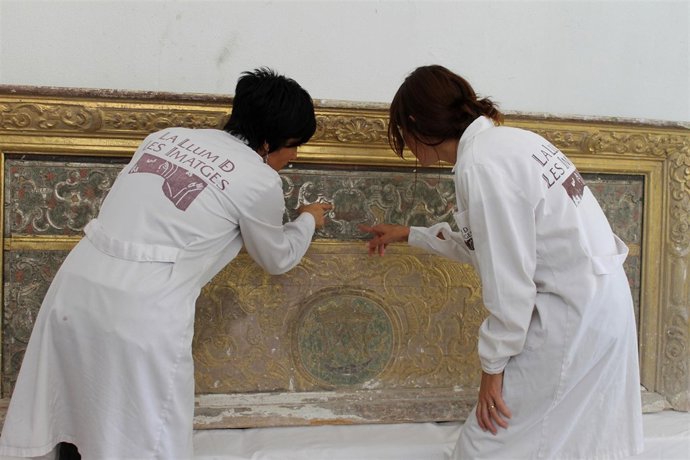 Técnicos De La Luz De Las Imágenes Con El Frontal Del Santuario De Vallivana.