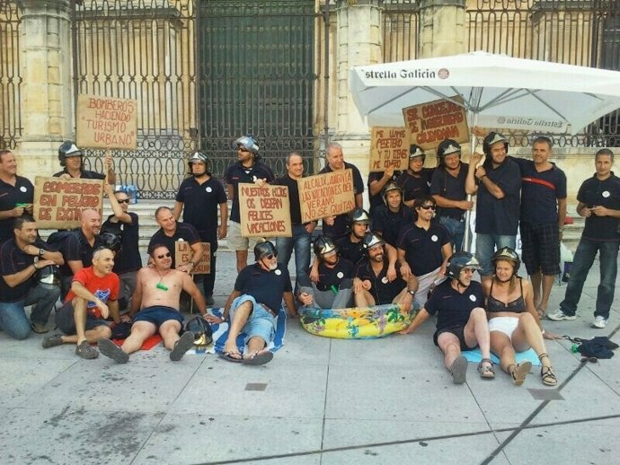 Bomberos protestando por el aplazamiento de sus vacaciones estivales