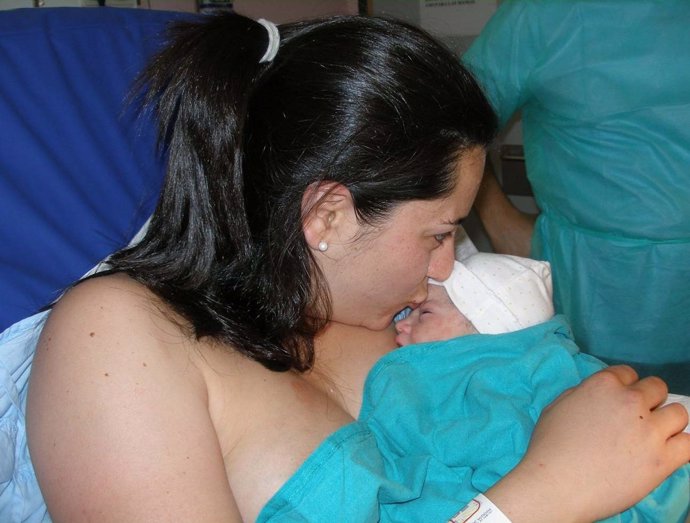 Imagen De Una Mujer Con Su Hijo Recién Nacido Remitida Por La Generalitat.